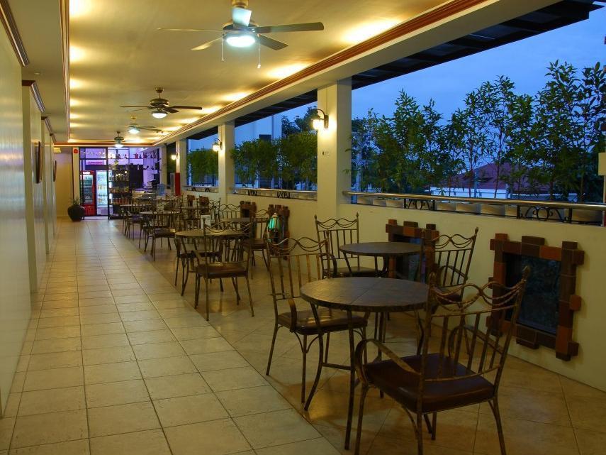 Ecoland Suites & Inn Davao Bagian luar foto
