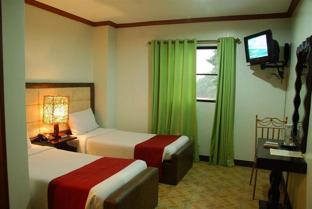 Ecoland Suites & Inn Davao Bagian luar foto