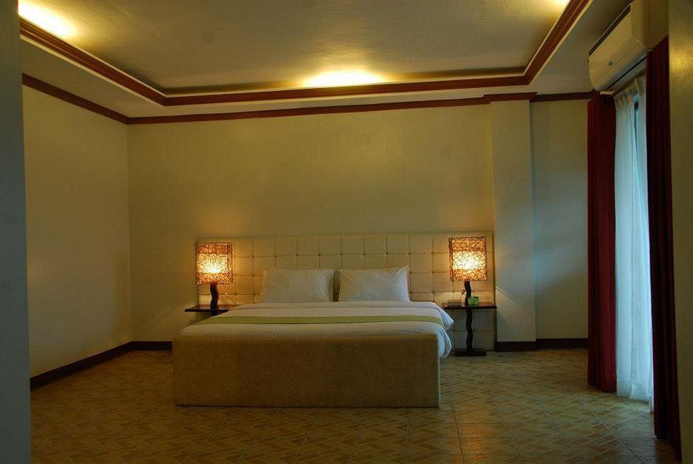 Ecoland Suites & Inn Davao Bagian luar foto