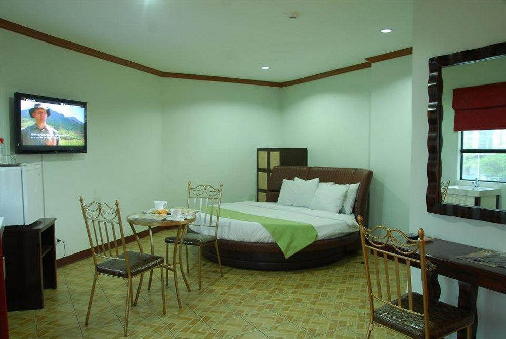 Ecoland Suites & Inn Davao Bagian luar foto