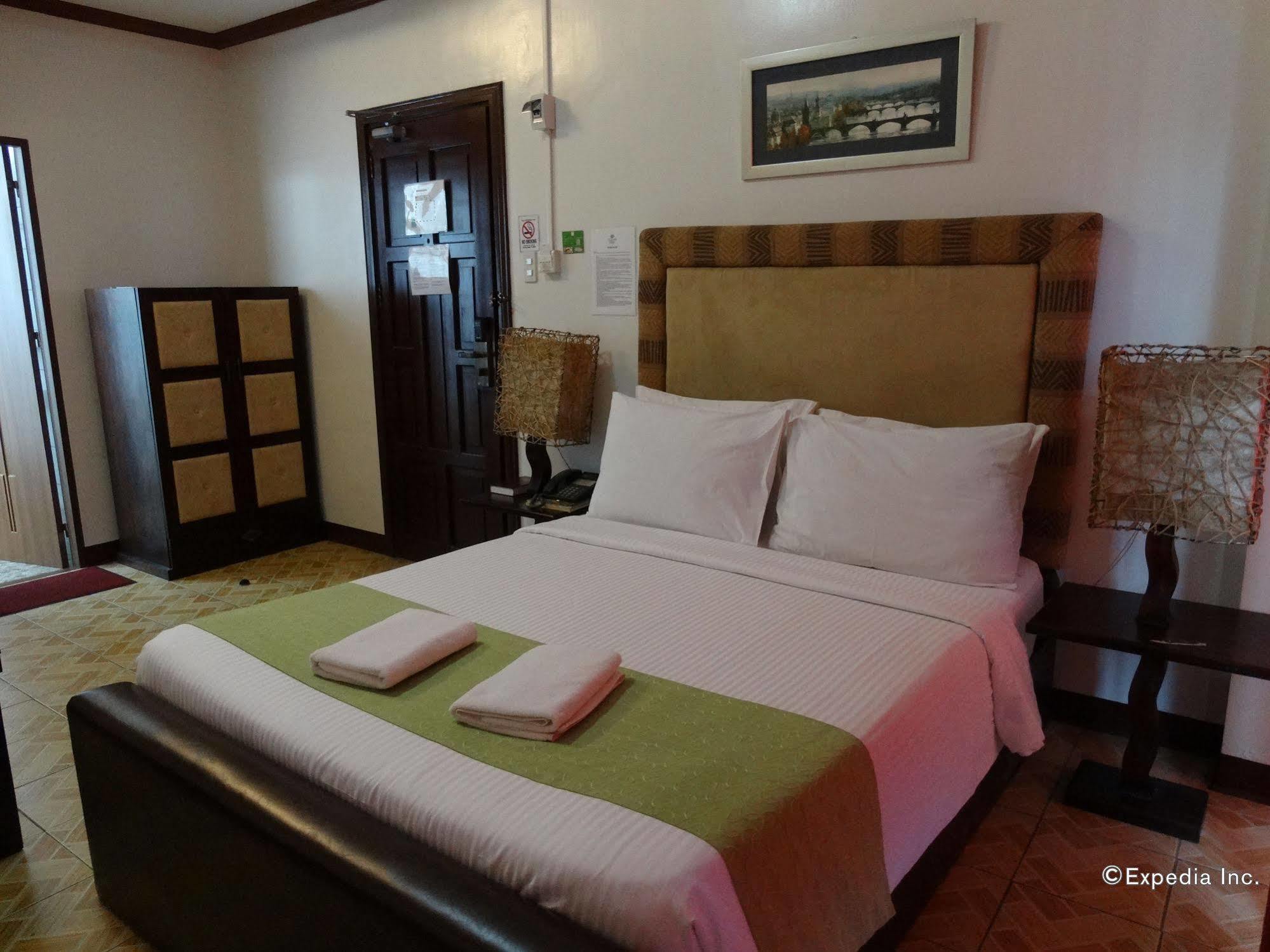 Ecoland Suites & Inn Davao Bagian luar foto