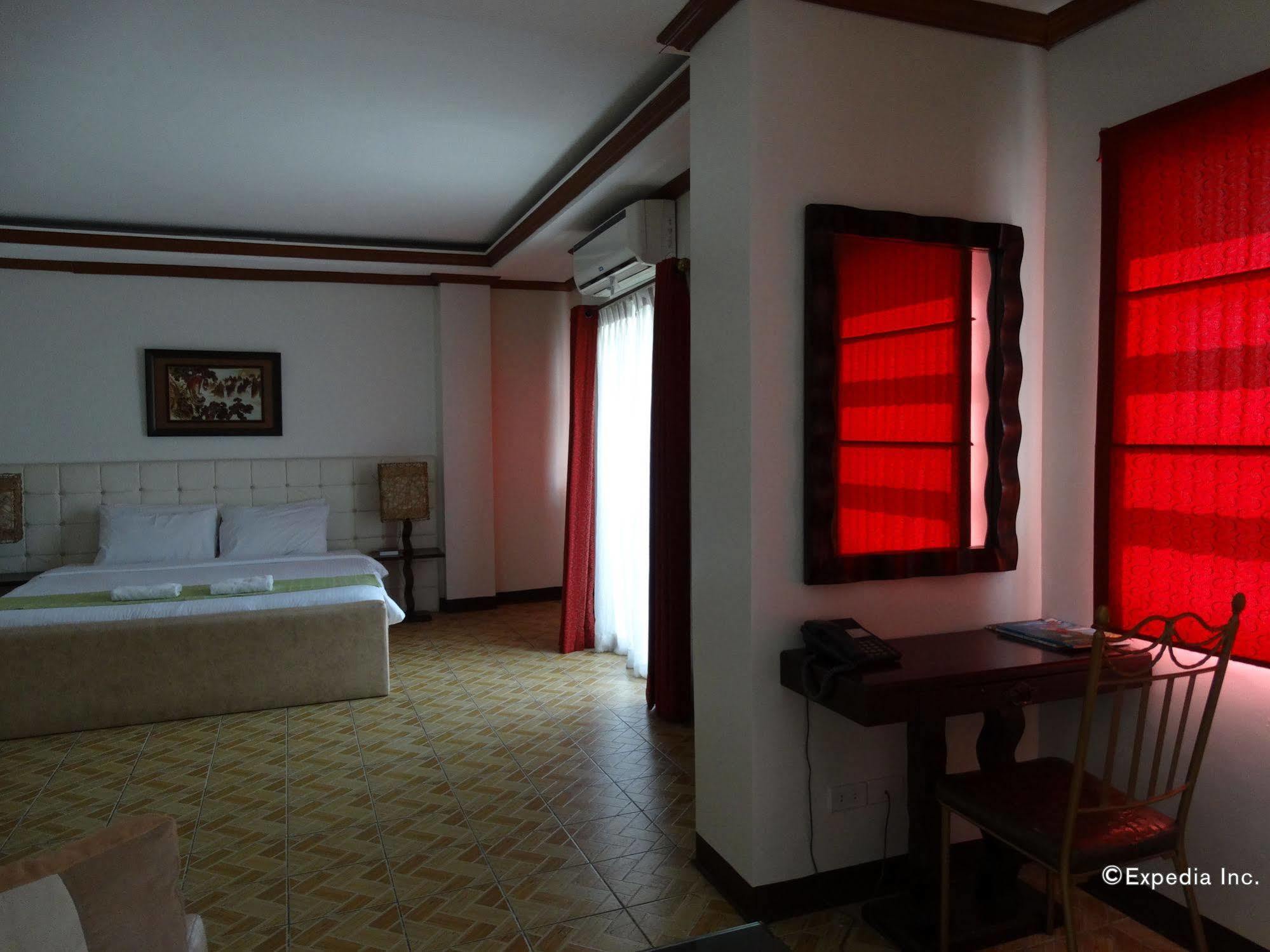 Ecoland Suites & Inn Davao Bagian luar foto