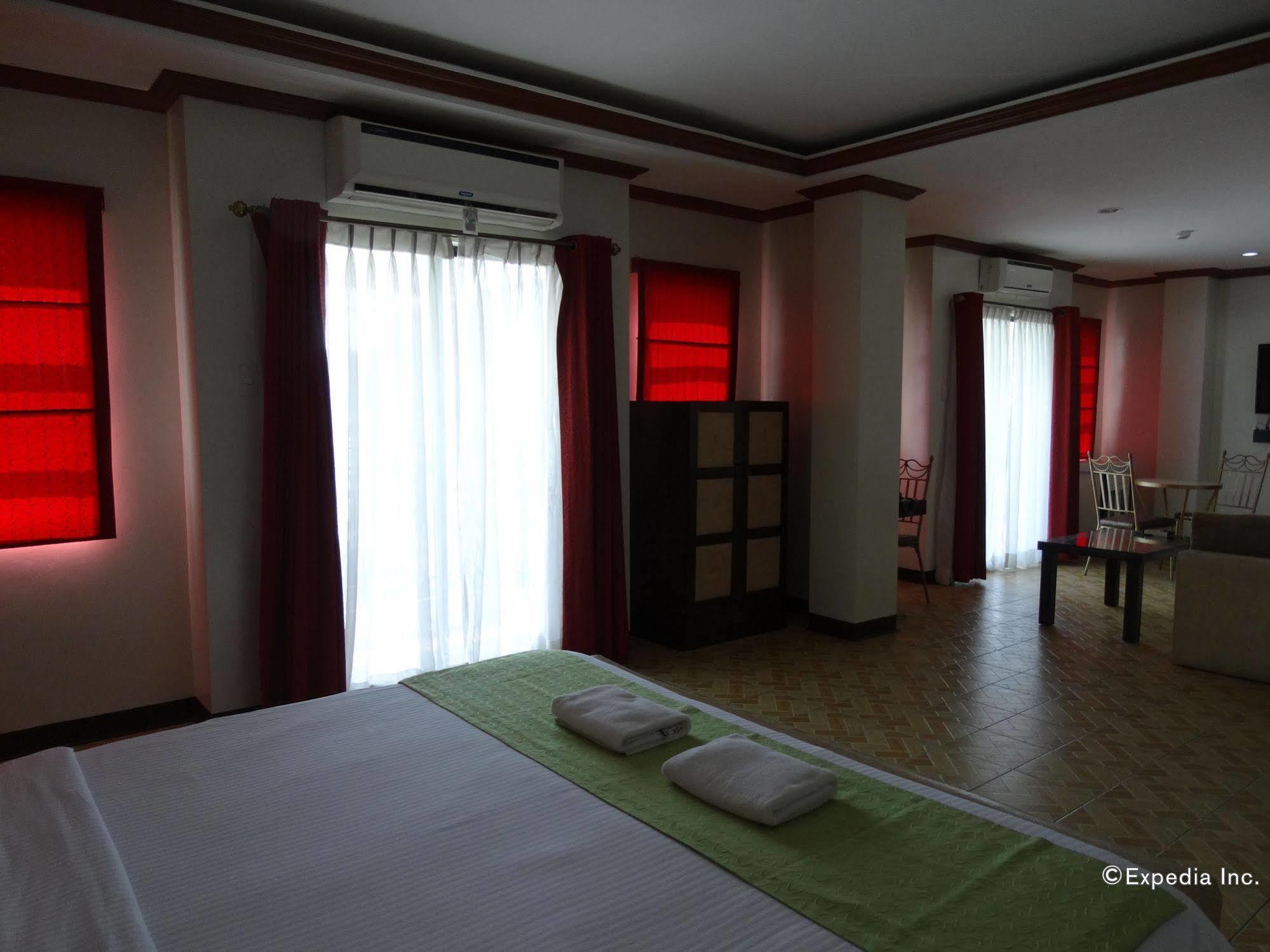 Ecoland Suites & Inn Davao Bagian luar foto