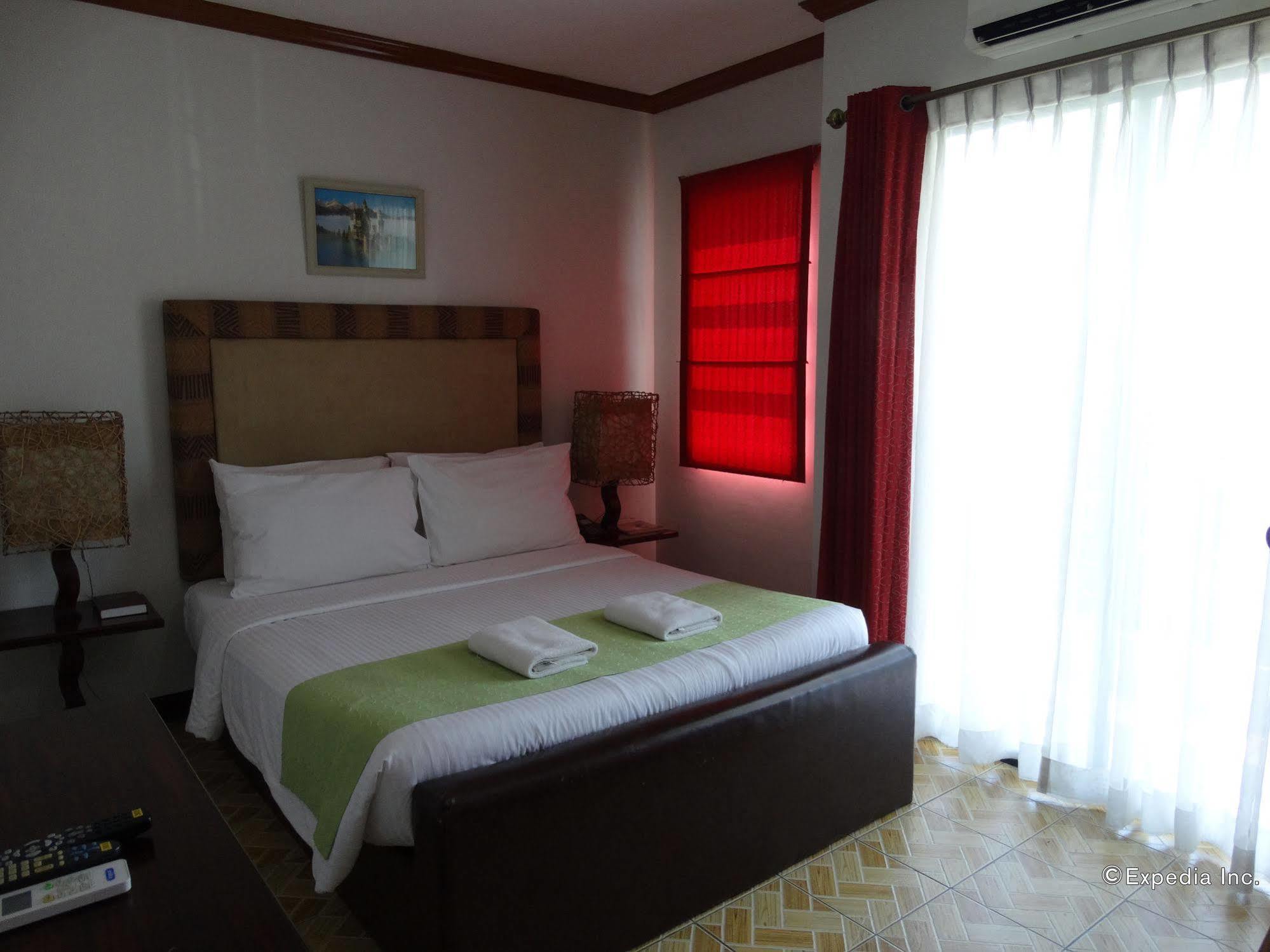 Ecoland Suites & Inn Davao Bagian luar foto