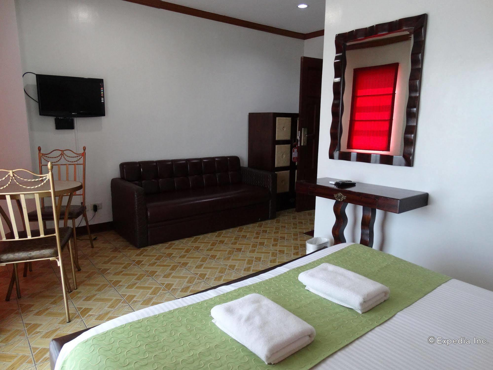 Ecoland Suites & Inn Davao Bagian luar foto