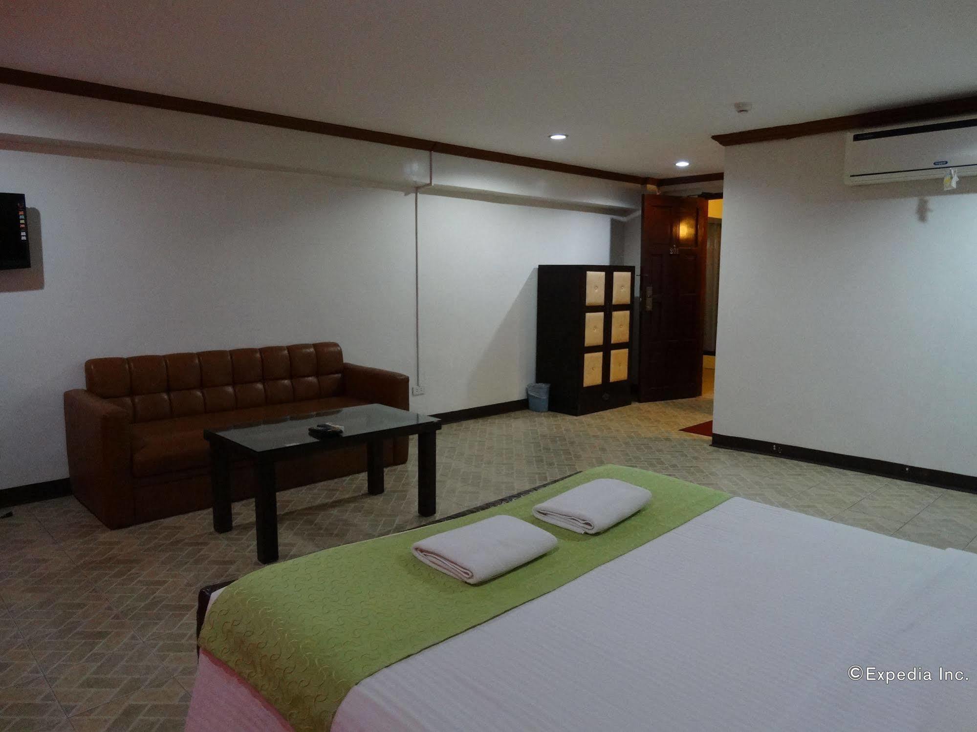 Ecoland Suites & Inn Davao Bagian luar foto