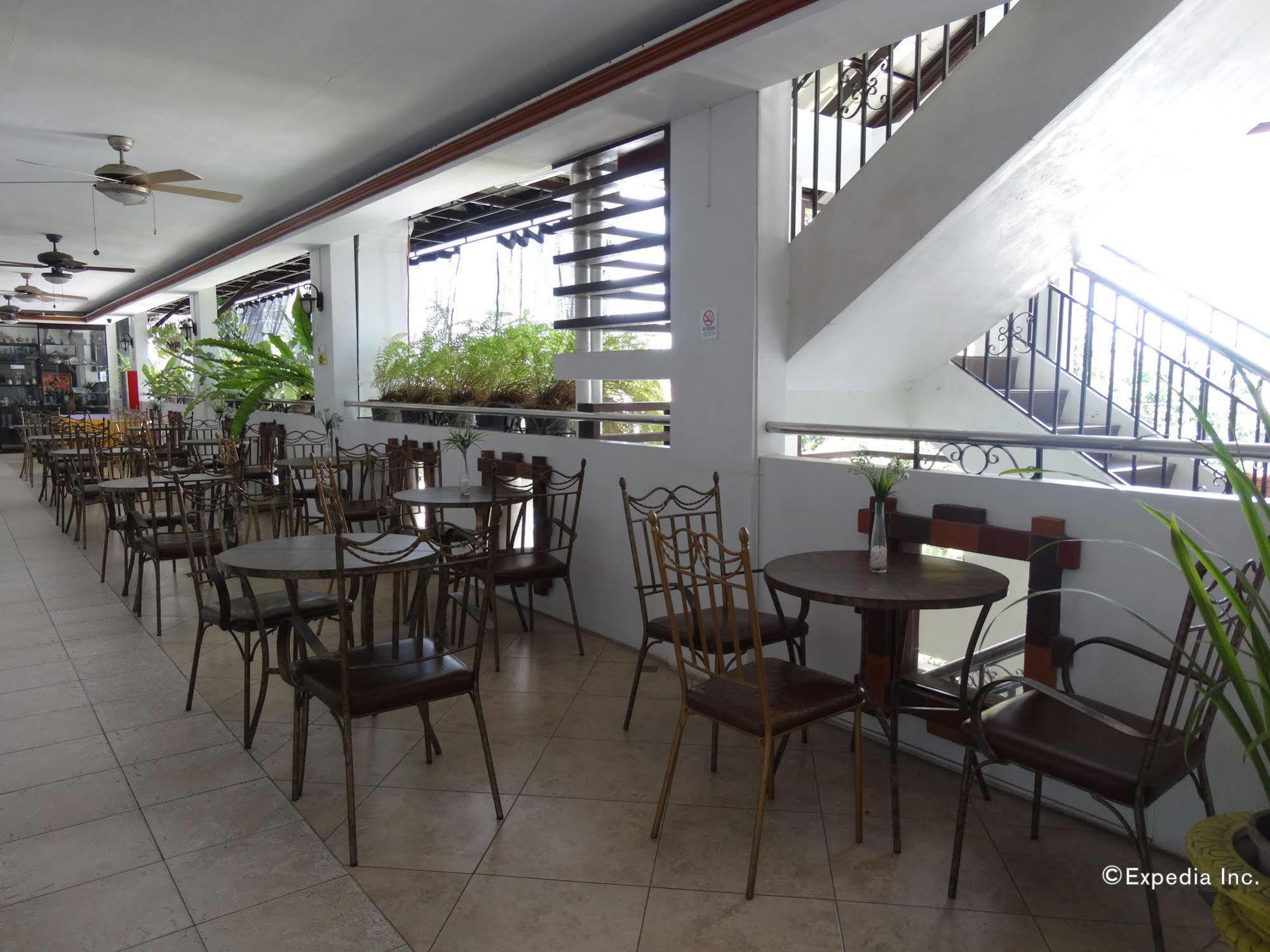 Ecoland Suites & Inn Davao Bagian luar foto